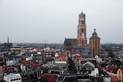 804616 Overzicht van de binnenstad van Utrecht, uit het westen, met in het midden de Steenweg en rechts de Domtoren en ...